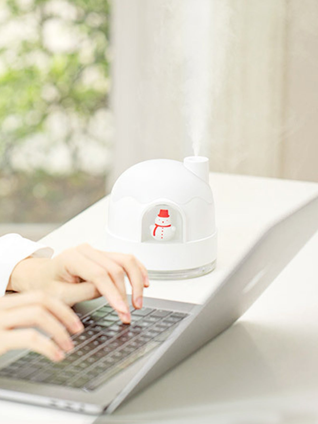 Cute Snow Igloo-Shaped Night Light Humidifier, USB Silent Home Bedroom Humidifier, Mini Desktop Air Moisturizer for Office