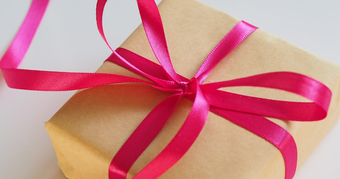 Regalos corporativos personalizados con marca procedentes de China, incluyendo cuadernos, termos y baterías externas para distribuidores